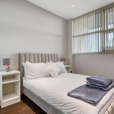 Cosy 1-Bed By Heathrow Airport Appartement Londen Buitenkant foto